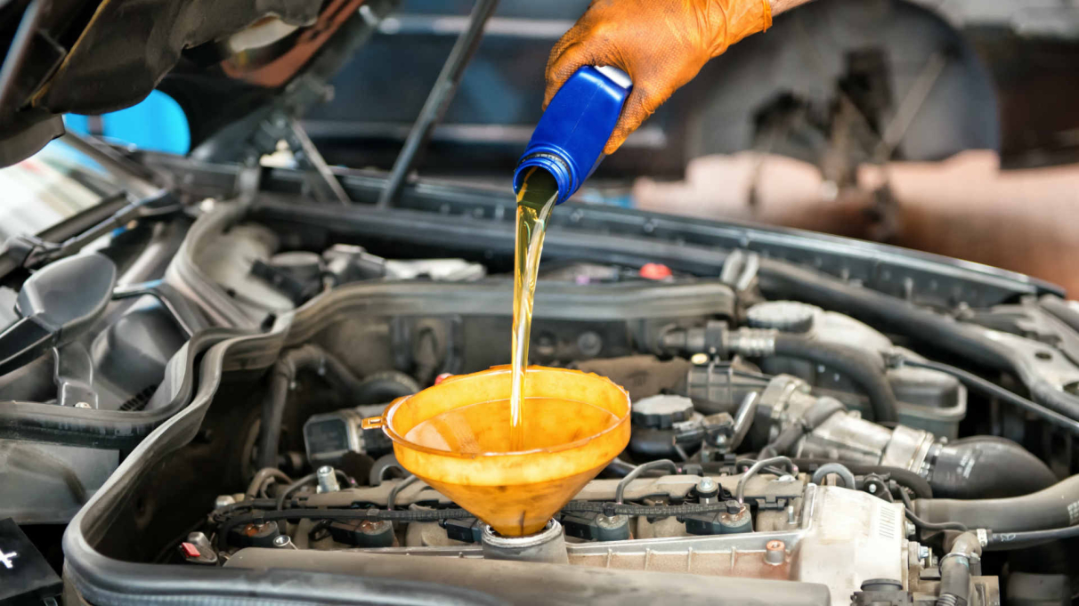 Jak szybko wymienić olej w silniku? - krótki poradnik